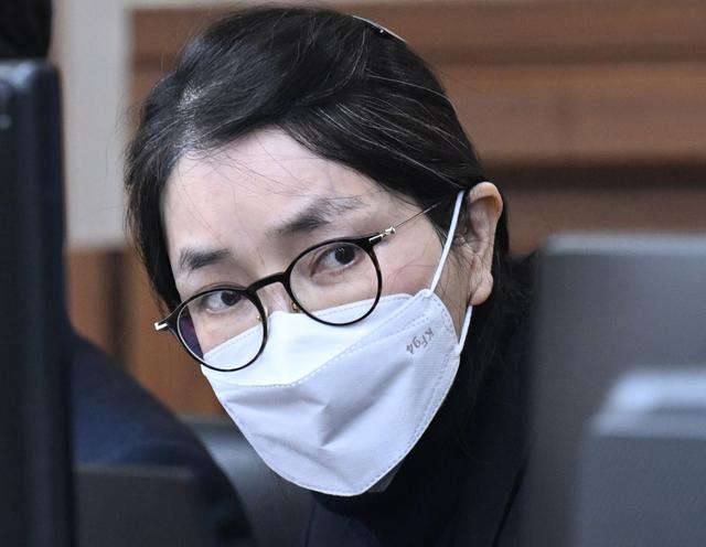 炸锅！金建希二审结果出炉，当场近乎崩溃？全程失魂落魄，细节太震撼
 
当地4月2