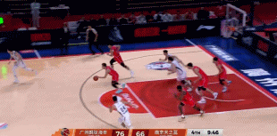 太拼了！郭艾伦借徐昕掩护突破，上篮倒地后滚翻，还打成2+1，燃炸！龙狮男篮vs同