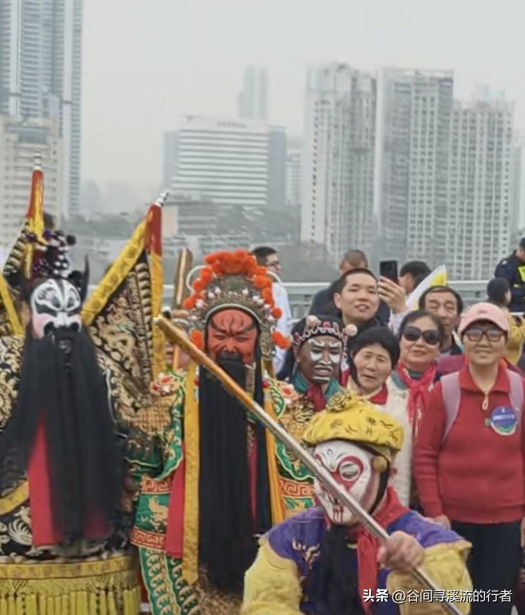 汉马名场面！民族文化汇演惊艳长江大桥，武汉这波太顶了！
 
3万跑者踏过万里长江