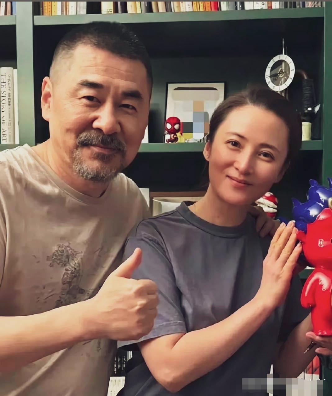 这两口子明明相差只有5岁，老公看着像个老头子，老婆像个小闺女儿！陈建斌
