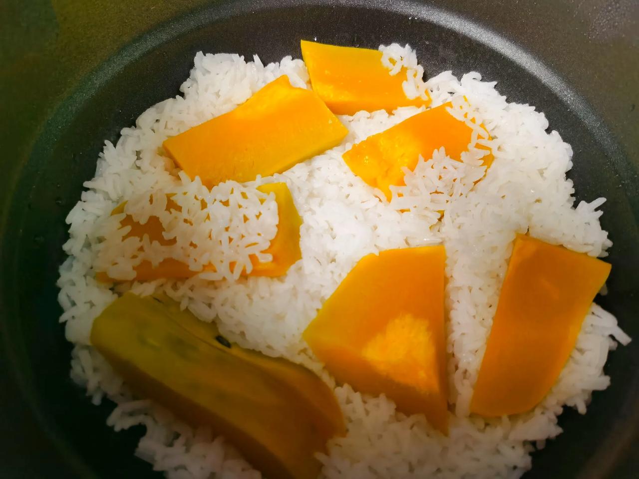 晚餐两人食在家这样吃，简单干净。下午下小雨，叫人送了一个鸡上来，70元4斤重，分
