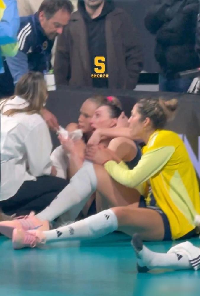 费内巴切女排又栽了。
欧冠1/4决赛金局13-15输给斯坎迪奇，连续两年止步八强