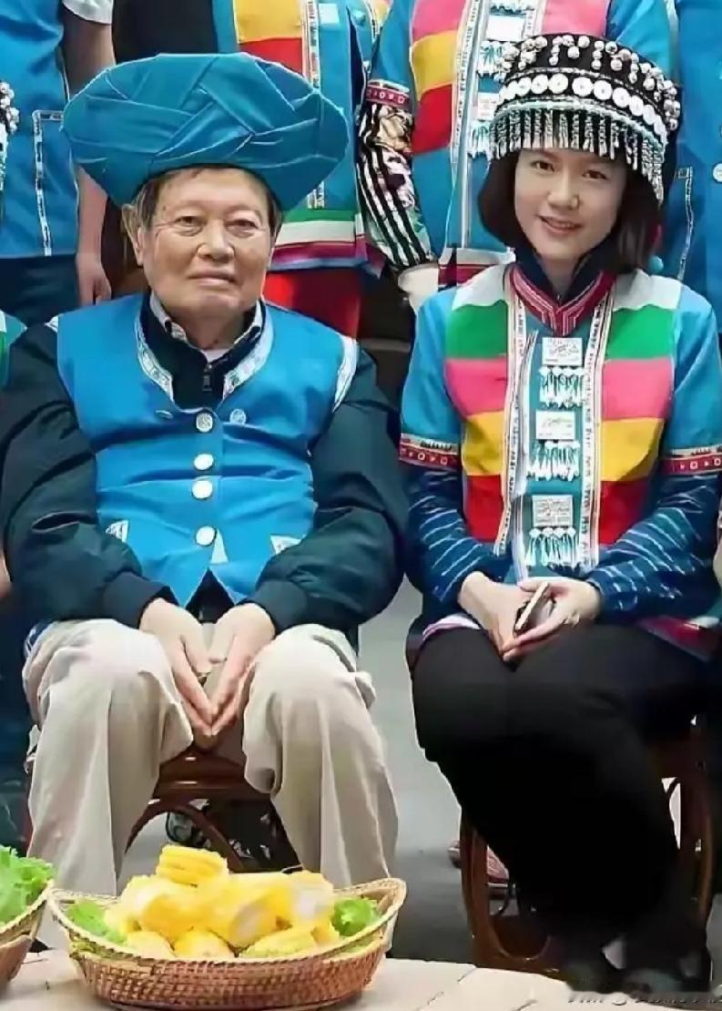 这张相片我还是第一次见过。他们穿着民族服装，脸上露出甜蜜的微笑。
       