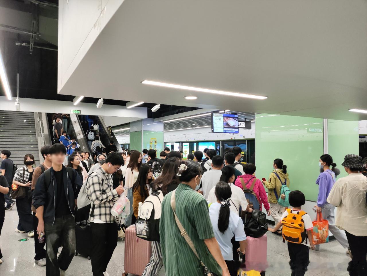广州地铁网友：2026年5月5日（周二，国庆假期最后一天，广州阴有阵雨，20-2