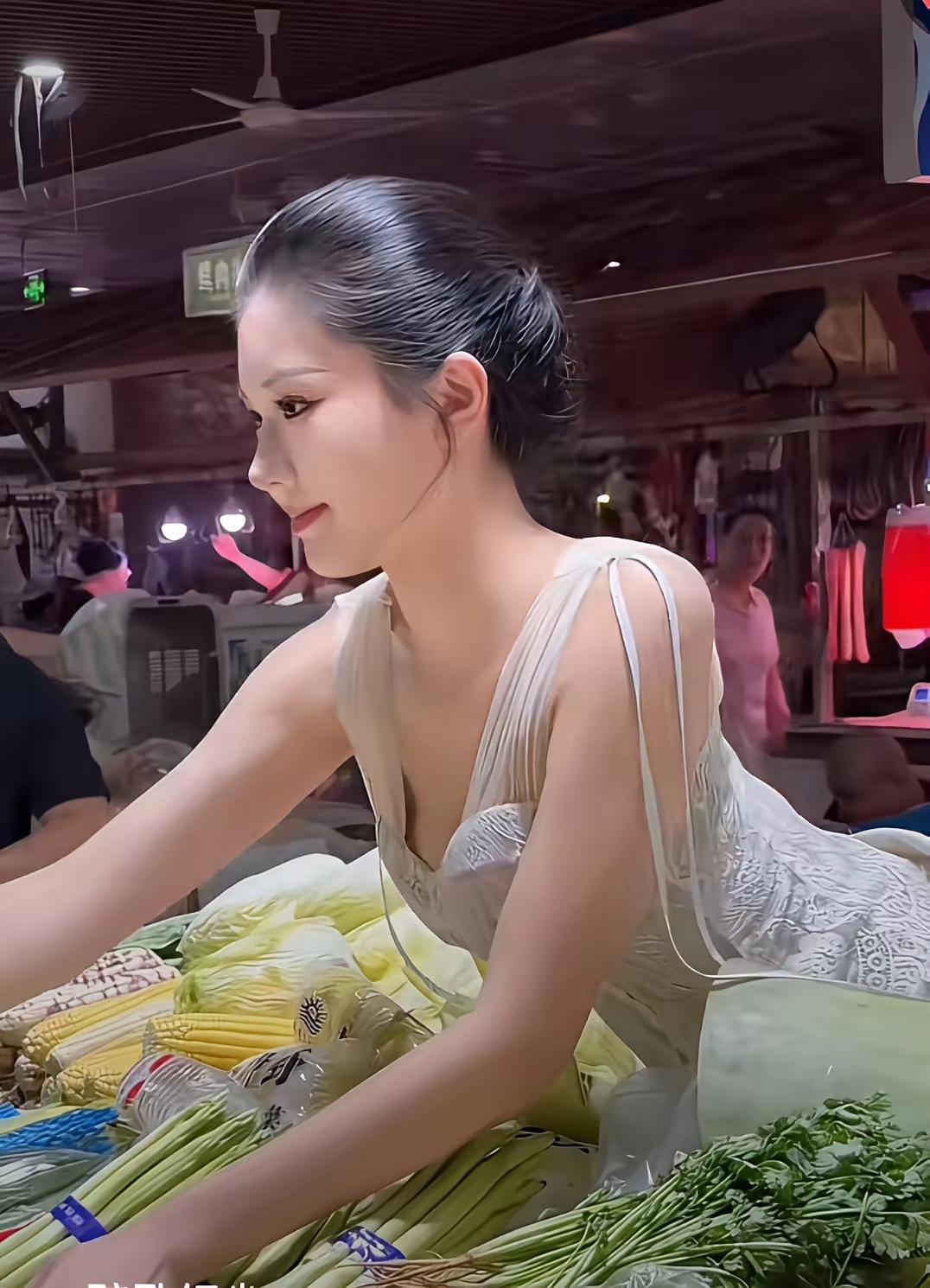 这位卖菜的小姐姐，你的顾客应该都是男士吧！