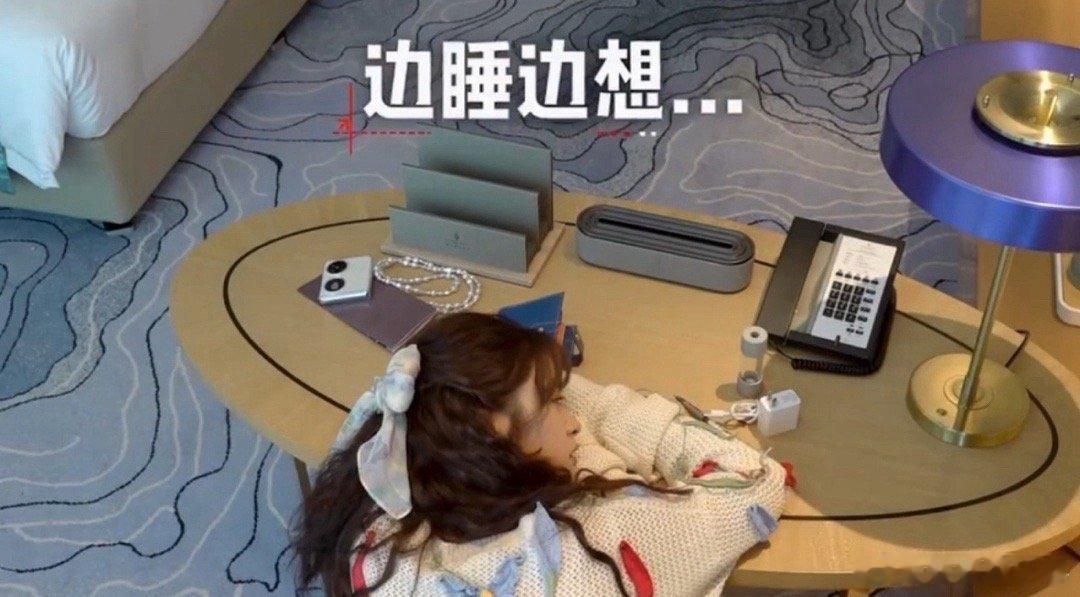 #我工作时就沈月这样# 看着沈月边犯困边工作的样子，我笑了又心疼。是不是每个打工