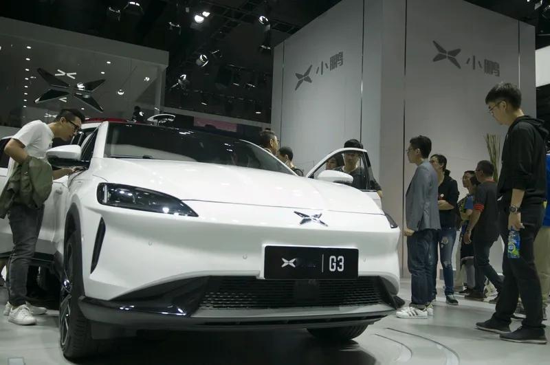 最近小鹏脚夹门事件闹得挺火。11月15日晚，海口一男子去小鹏4S店试驾，走到感应