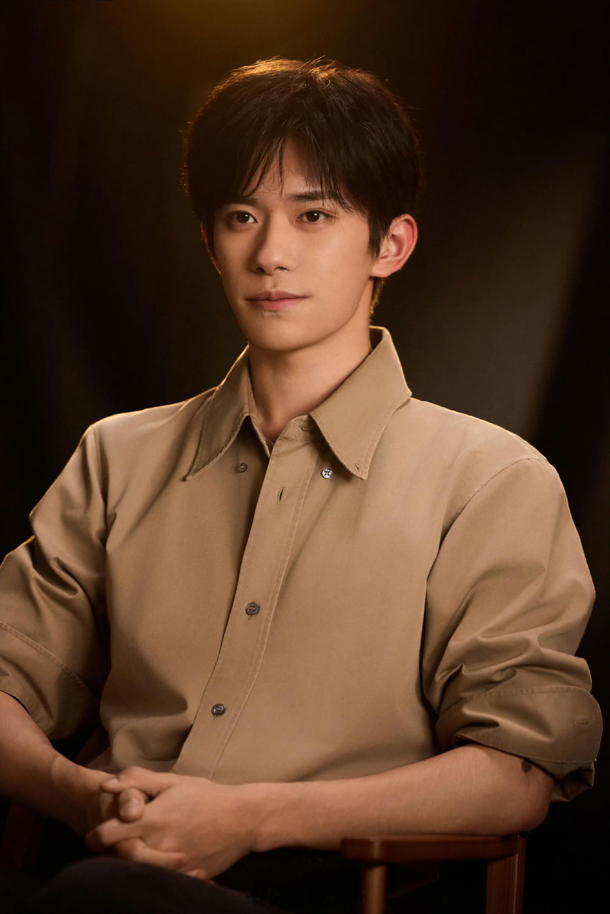 易烊千玺要告别24岁啦！这一年的他更成熟，角色、片场专注瞬间都是专属印记，见证他