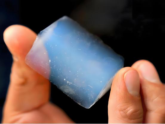气凝胶99%是空气，为什么能隔热，还能扛高温？
 
有一种材料，摸起来像一块干掉