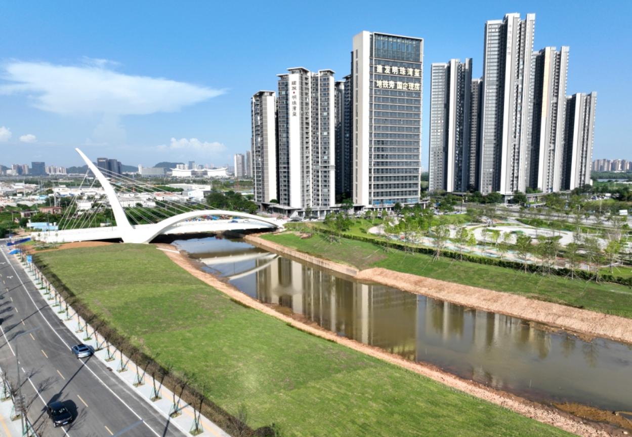 【横沥岛中轴涌堤岸焕新亮相】7月24日，横沥岛内河涌提升工程中轴涌（凤凰大道至中