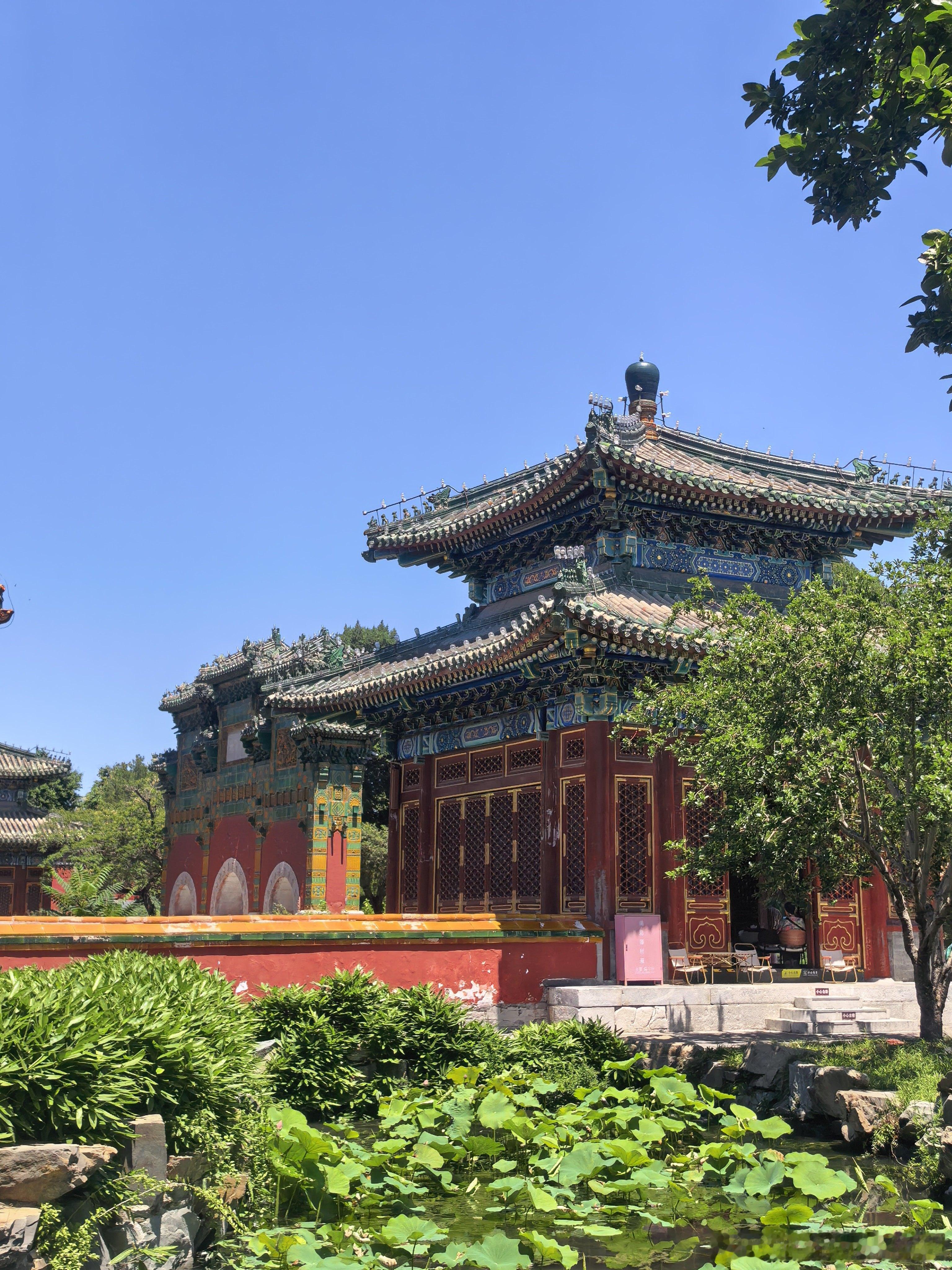 北海公园之四，小西天。小西天是乾隆皇帝为母亲祝寿建的皇家佛堂，核心建筑极乐世界殿
