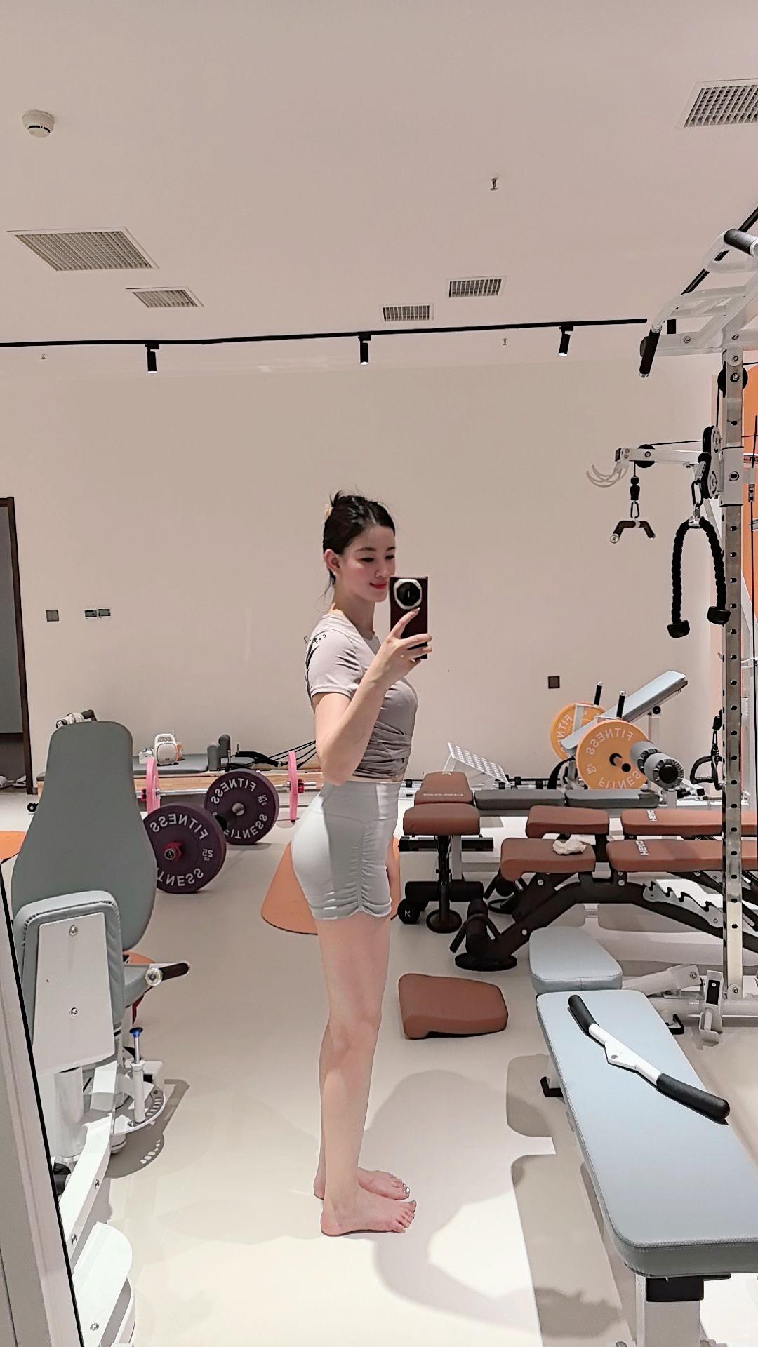 有一种痛叫今天练臀🍑 有一种感受叫练臀时的生无可恋  有一种心情叫练...