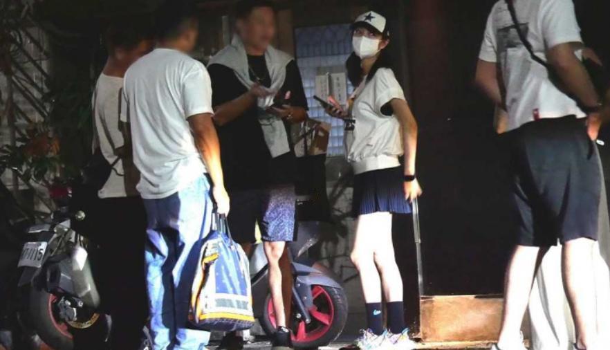 从明艳女星到低调带娃的妈妈，安以轩这三年的变化太让人心疼了。
 
带娃很辛苦，除