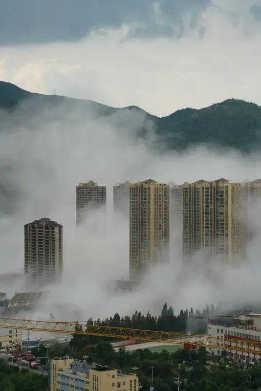 上：小寒飞大雪，
下：白露散乌云。