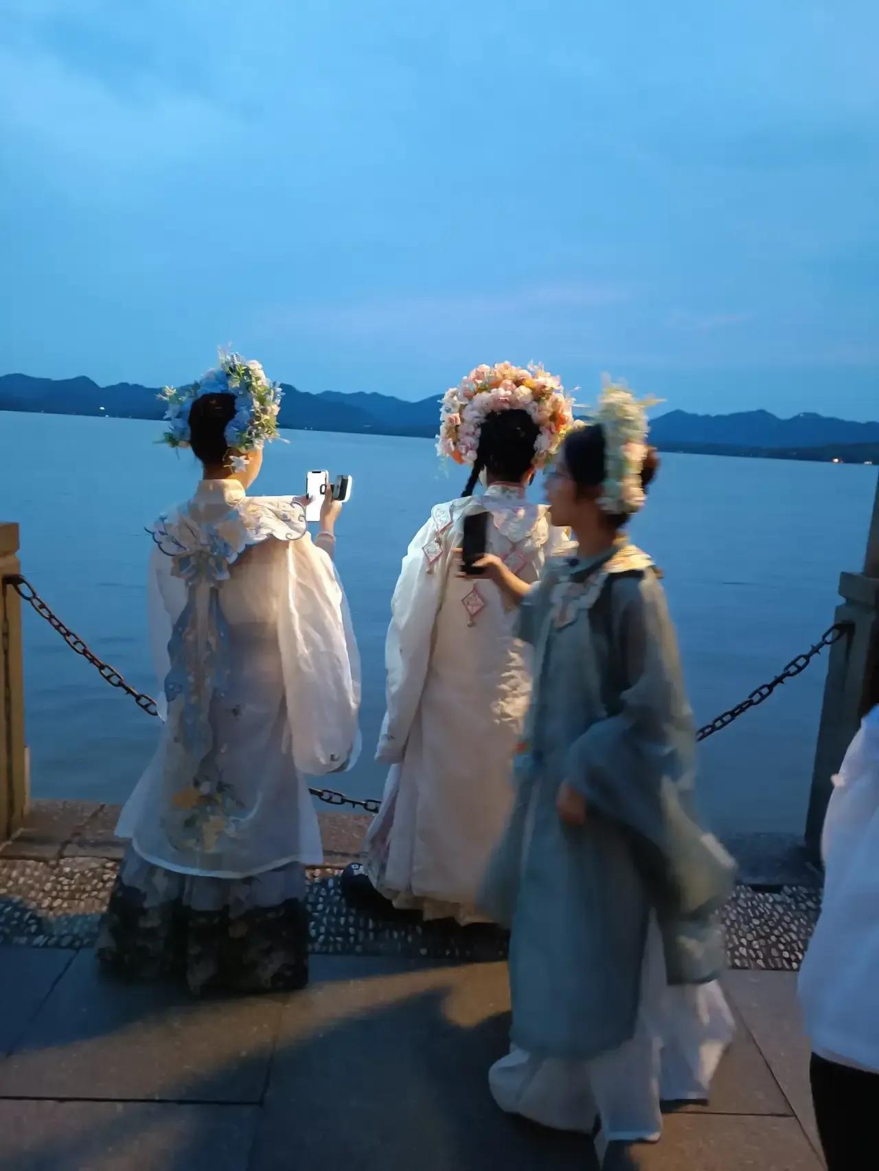 转眼间夏天成了故事，秋天成了风景。杭州西湖夜景很美，秋天的夜景更加别有一番滋味。