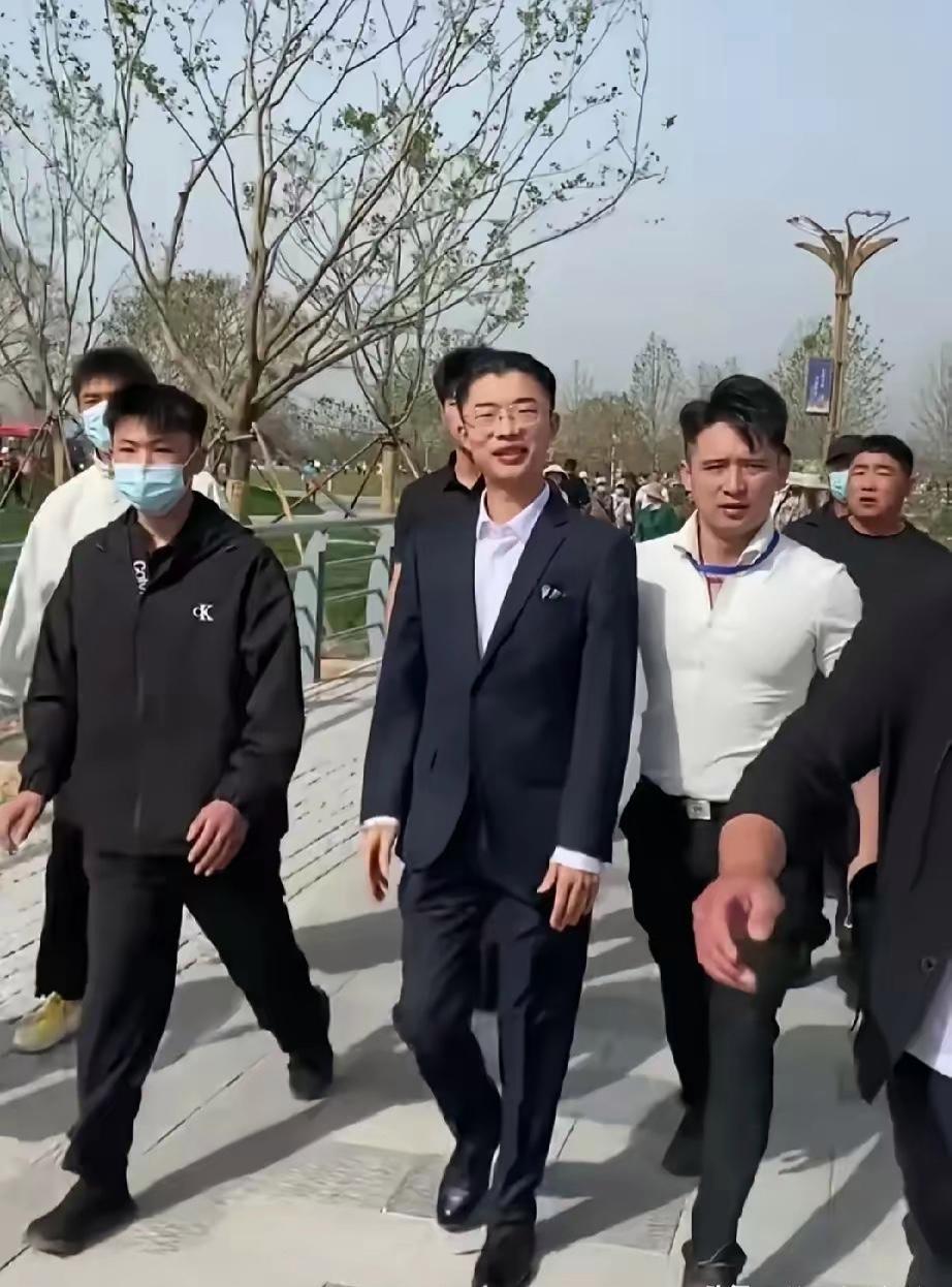 郭有才现在真是太风光了！
出门前呼后拥的，不过凡事还是低调稳妥些好。
在这不多评