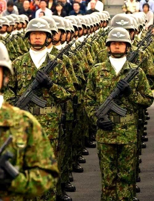 日本这下要破防了，美日军事安保条约，还专给我们可以揍日本，留下了一个后门。日本军