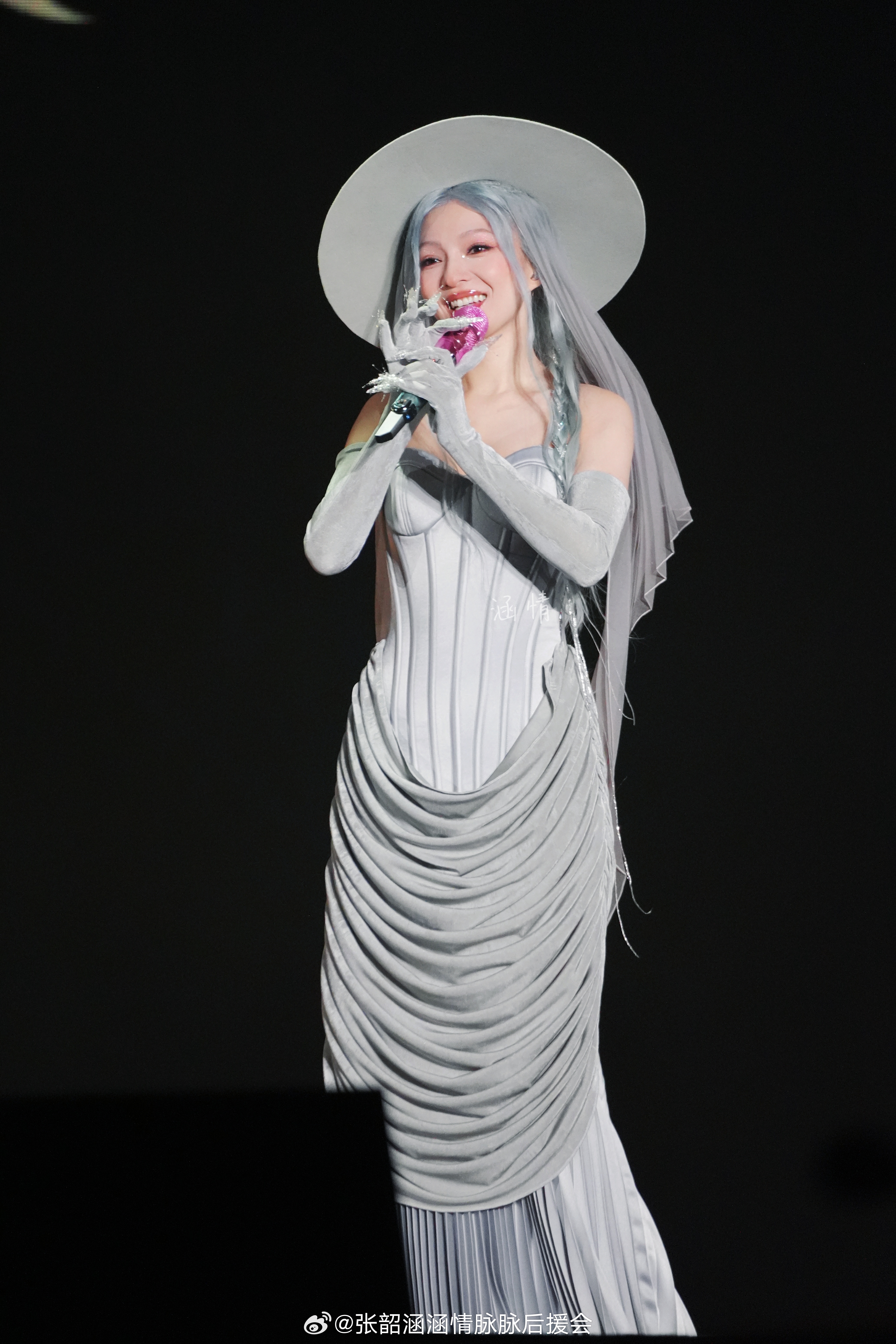 张韶涵深圳无人机配水球赢麻了  张韶涵深圳无人机告别2024   “这是我们一起