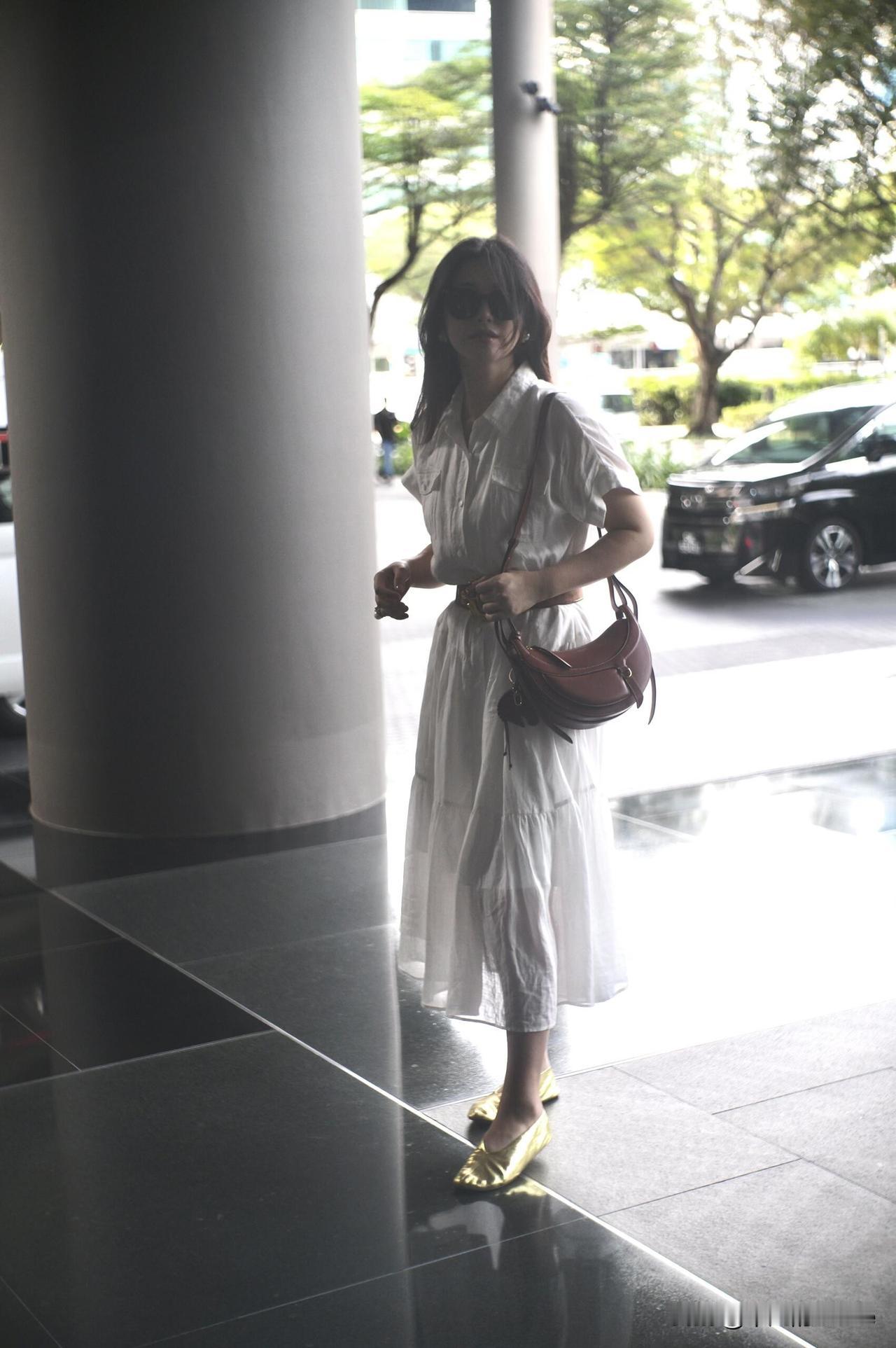 1月19日，朱珠老公王昀佳更新一家三人新加坡旅行plog。他一共发了8张照片，每