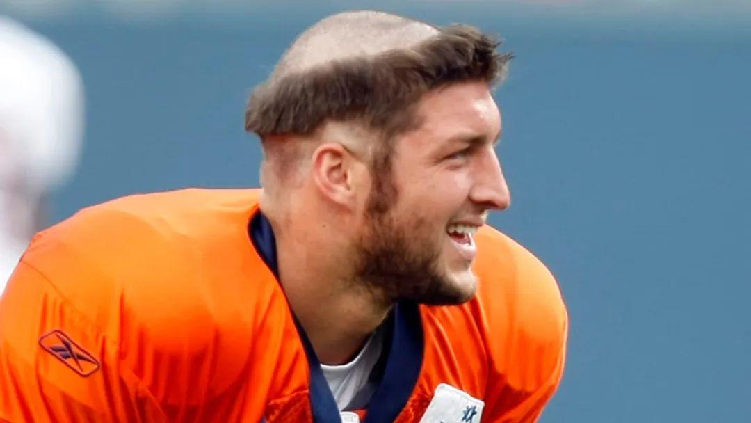 美国橄榄球运动员 Tim Tebow（提姆·提伯）的潮流尝试，曾经在赛场上尝试的