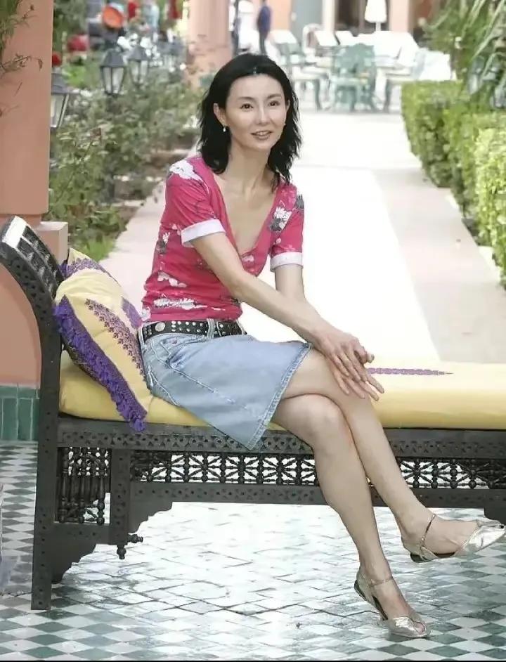 张曼玉的美，还是那么自然、清澈。

即便是上了年纪，也没有影响她的魅力。

穿一