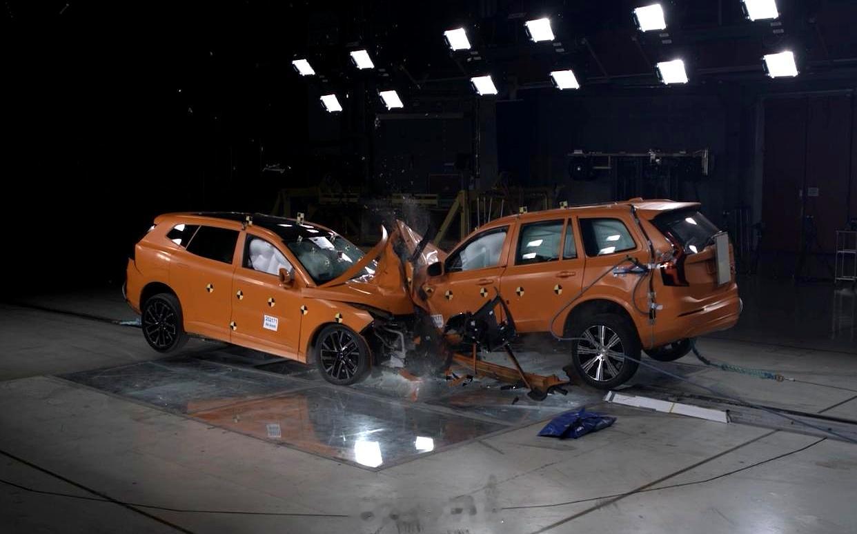 沃尔沃总裁硬刚绝望冰壶 刷到这场冰壶碰撞活动，第一反应是视觉反差：不是车小，而是