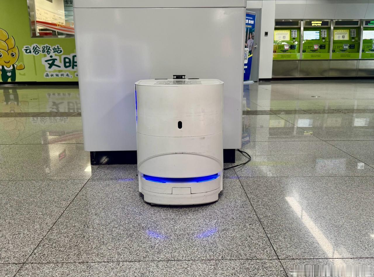 地铁站“新员工”上线！智能天团来报到✨
三位科技新成员硬核上线，全方位升级智慧出