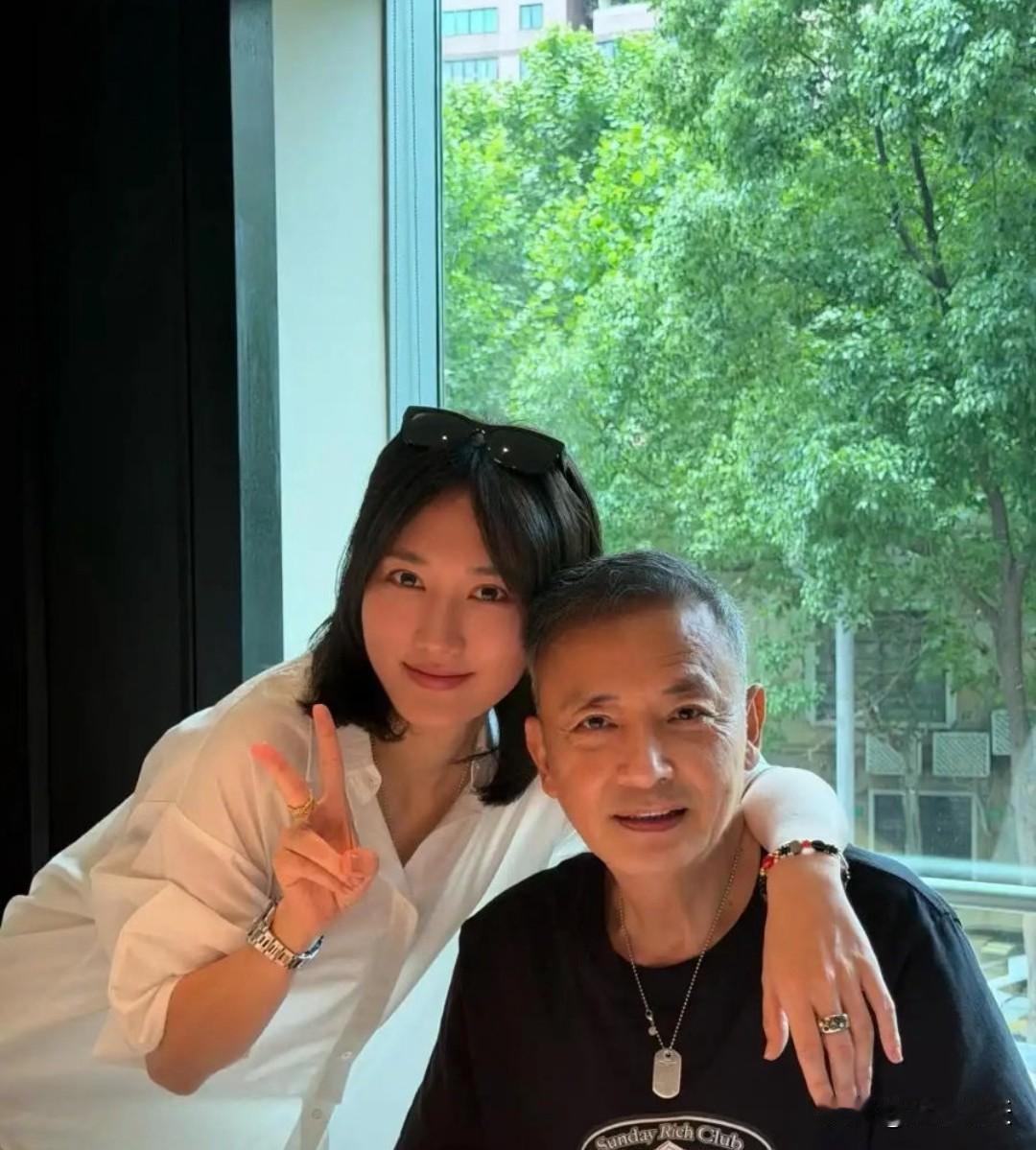 藏得也太低调了！她竟是侯长荣的女儿，颜值惊艳定居澳门，生下的俩儿子全给爸妈带 ​
