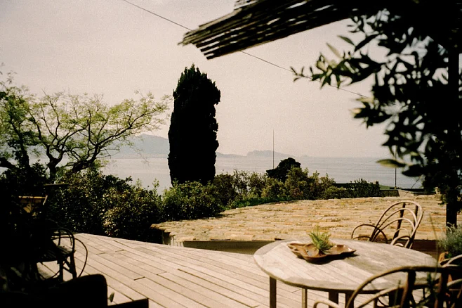 我们到了一个略显尴尬的年纪：都不再那么年轻了却也没有足够的成长；都想依靠自己却发