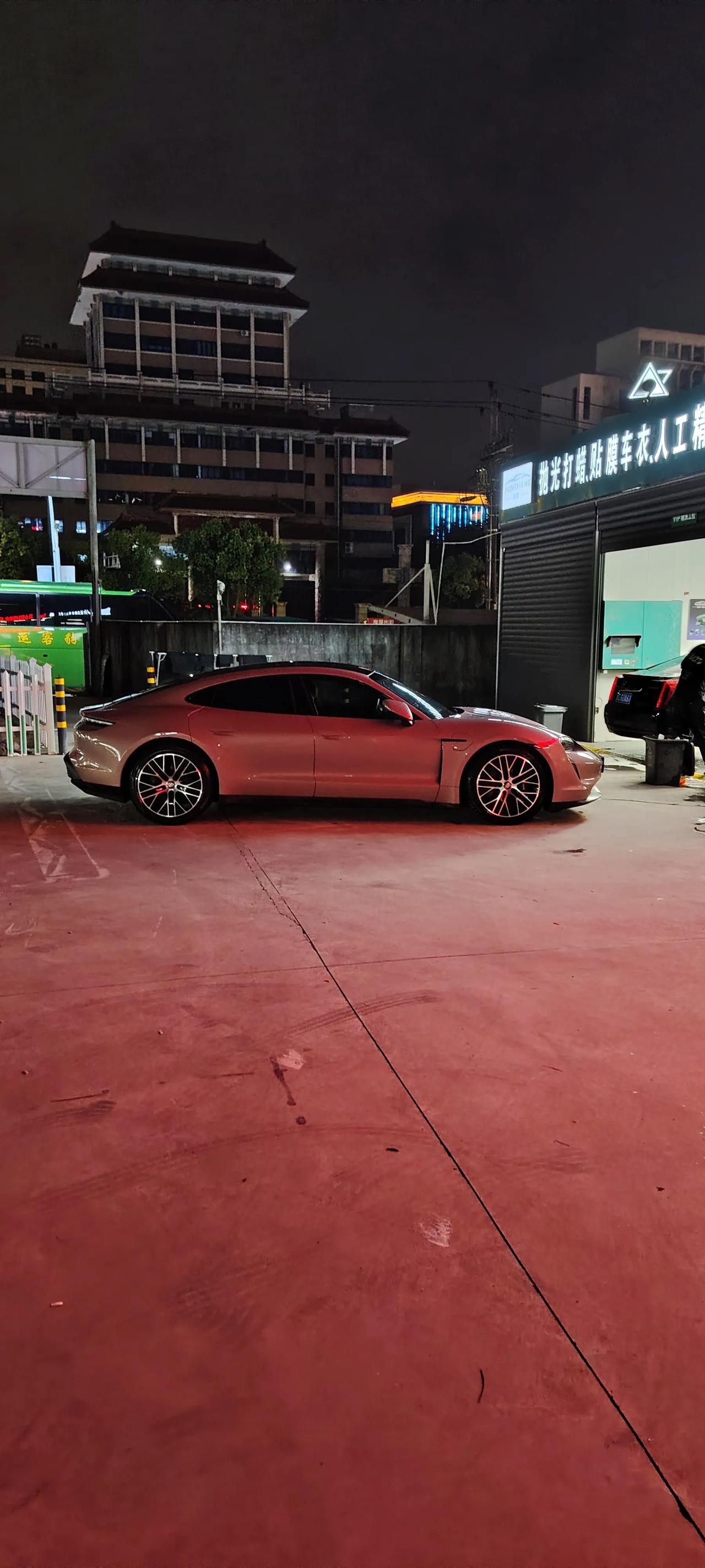 陪我老婆去自助洗车，我发现一个很有趣的事情。你们说有钱人是不是都这么闲？

我这