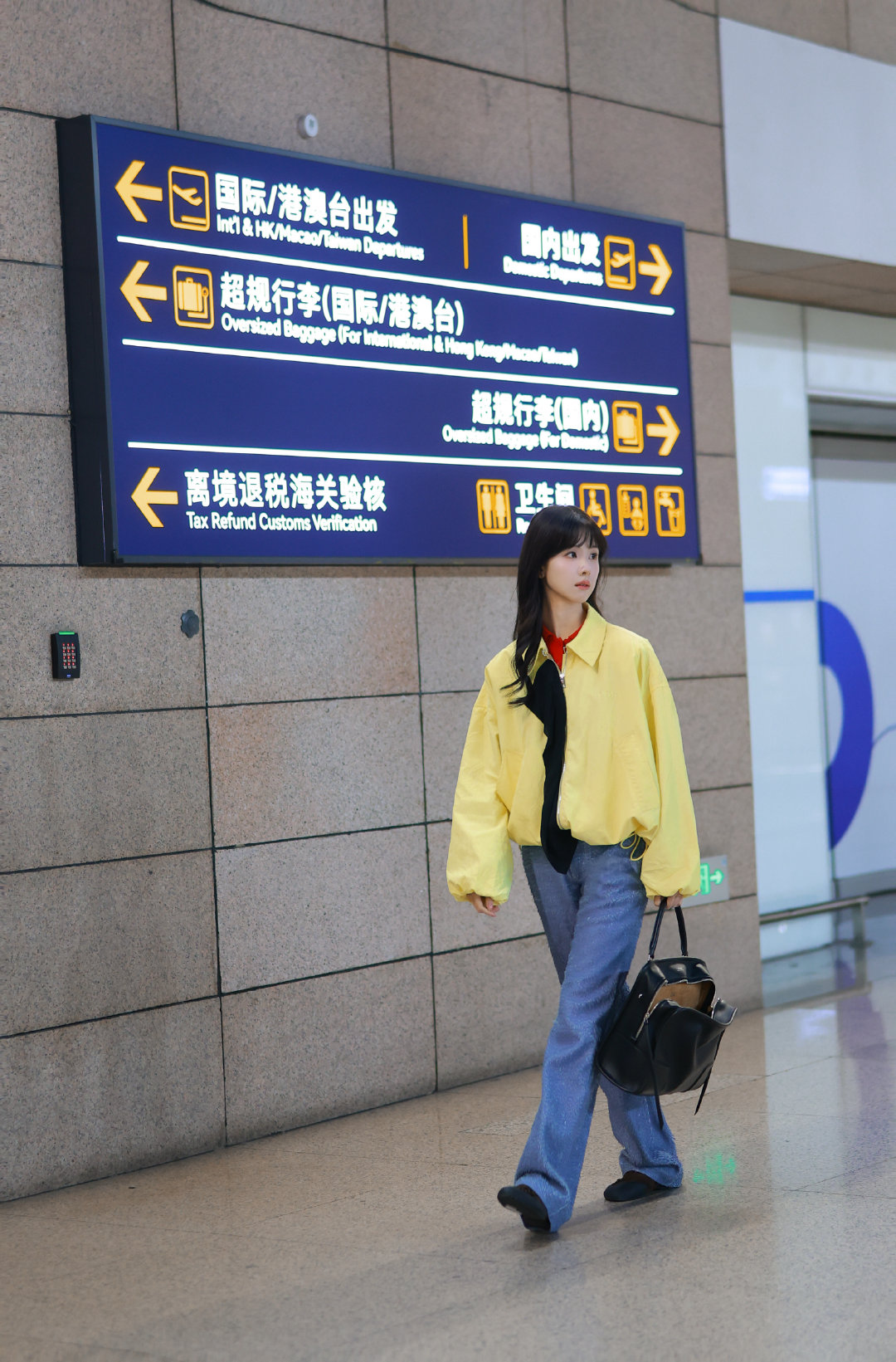 陈都灵冷脸萌的权威我后知后觉陈都灵这是去上学吗 随便一拍都是校园电影截图 