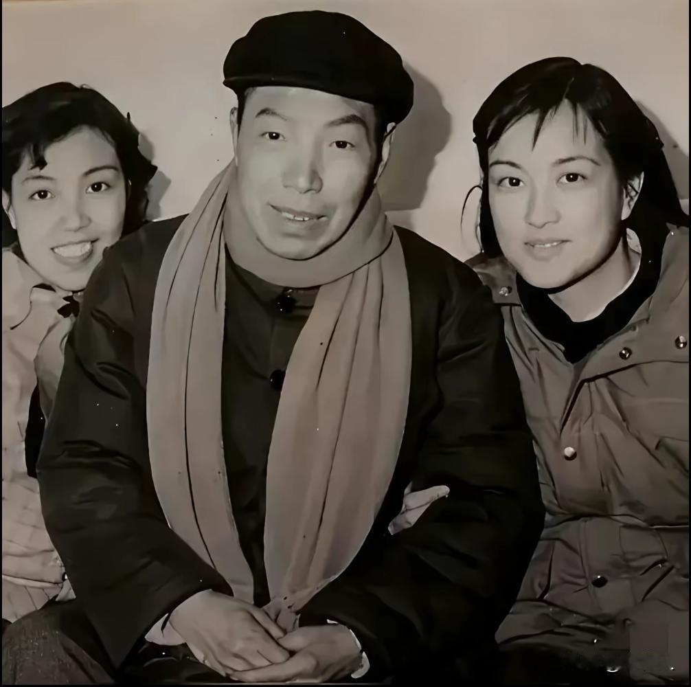 1983年，刘晓庆回四川老家探亲。同养父和妹妹刘晓红，一张珍贵的合影，转眼间已经