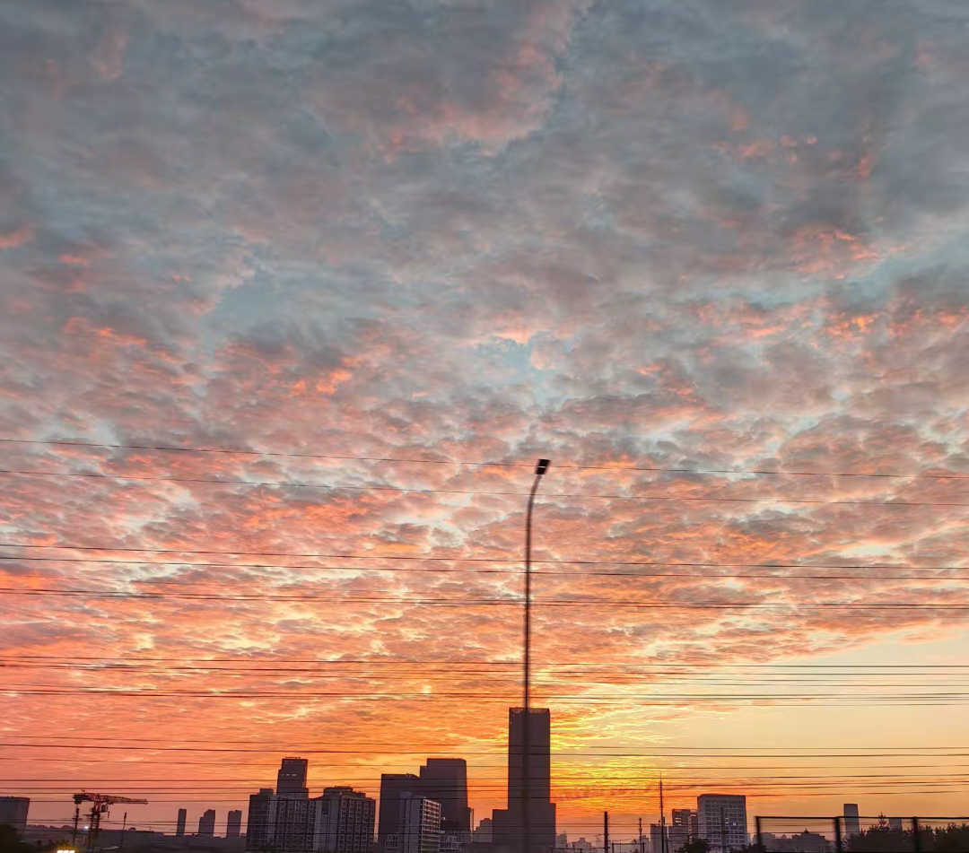 早安 努力不是为了让别人觉得你了不起，而是让自己过得充实有追求，人生的奔跑，不在