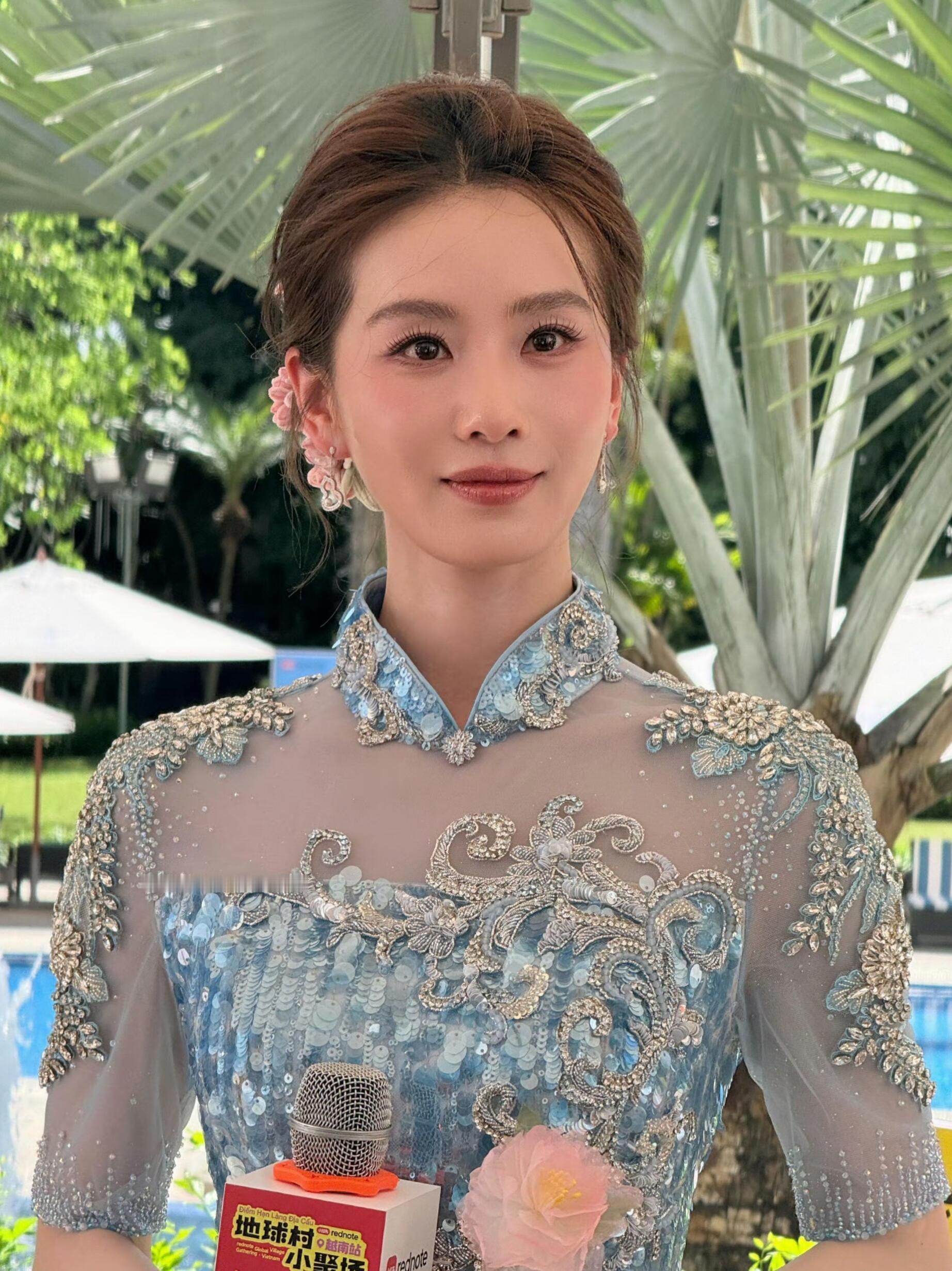 刘诗诗刘亦菲活动生图哇，刘诗诗这组越南活动怼脸生图直接美到我失语。冰蓝色旗袍配粉