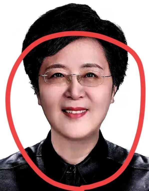 国务院那份任免名单，
就安安静静地挂在官网角落里。
但眼神扫到“陈薇”那两个字时