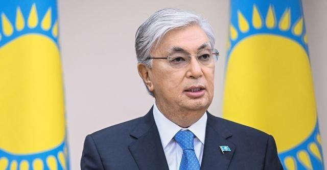 别看哈萨克斯坦总统托卡耶夫仪表堂堂，相貌也十分接近中国人，尤其是一口流利的中文，