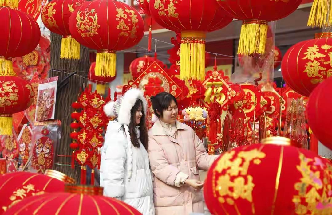 回家的意义此刻具象化了第一批回家过年的人都在干什么 过年回家，行李箱里装满了给家