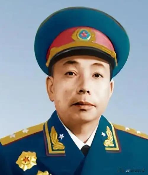 1955年授衔仪式快要开始的时候，徐副部长悄悄地把自己的名字放进了中将的名单里。