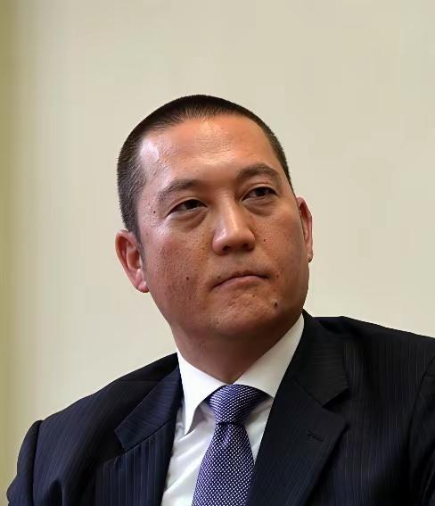 台湾创投圈的大佬 蒋友松，砸出了一个让整个岛内政坛炸锅的决定，他要强行搬走两口停