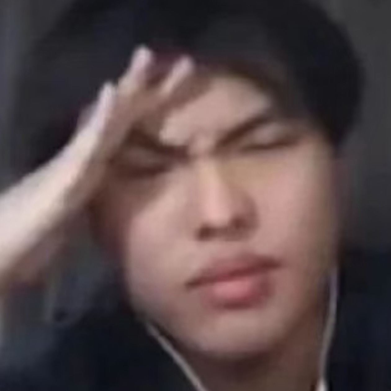 草莓剥皮，这还吃啥草莓了，学历越低，农药越毒…草莓这种物种打了药应该是整体从内而