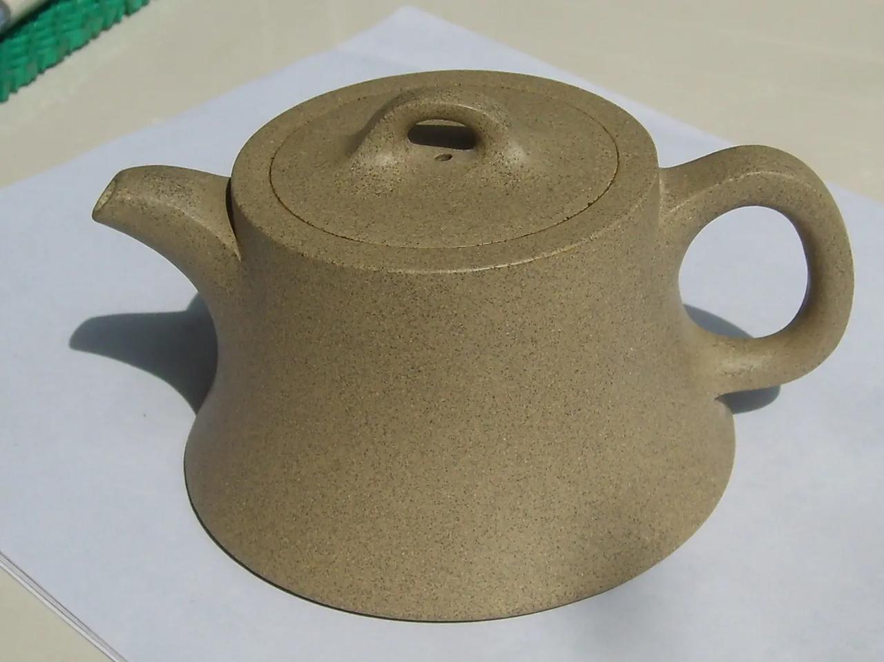 朋友赠壶，我赠字。这是无锡一位朋友，借到石家庄办事的机会，与我相识。带来了冯群星