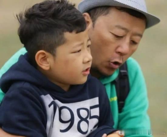 郭涛19岁儿子石头大方秀肌肉 《爸爸去哪儿》的萌娃变硬汉近日，演员郭涛19岁儿子