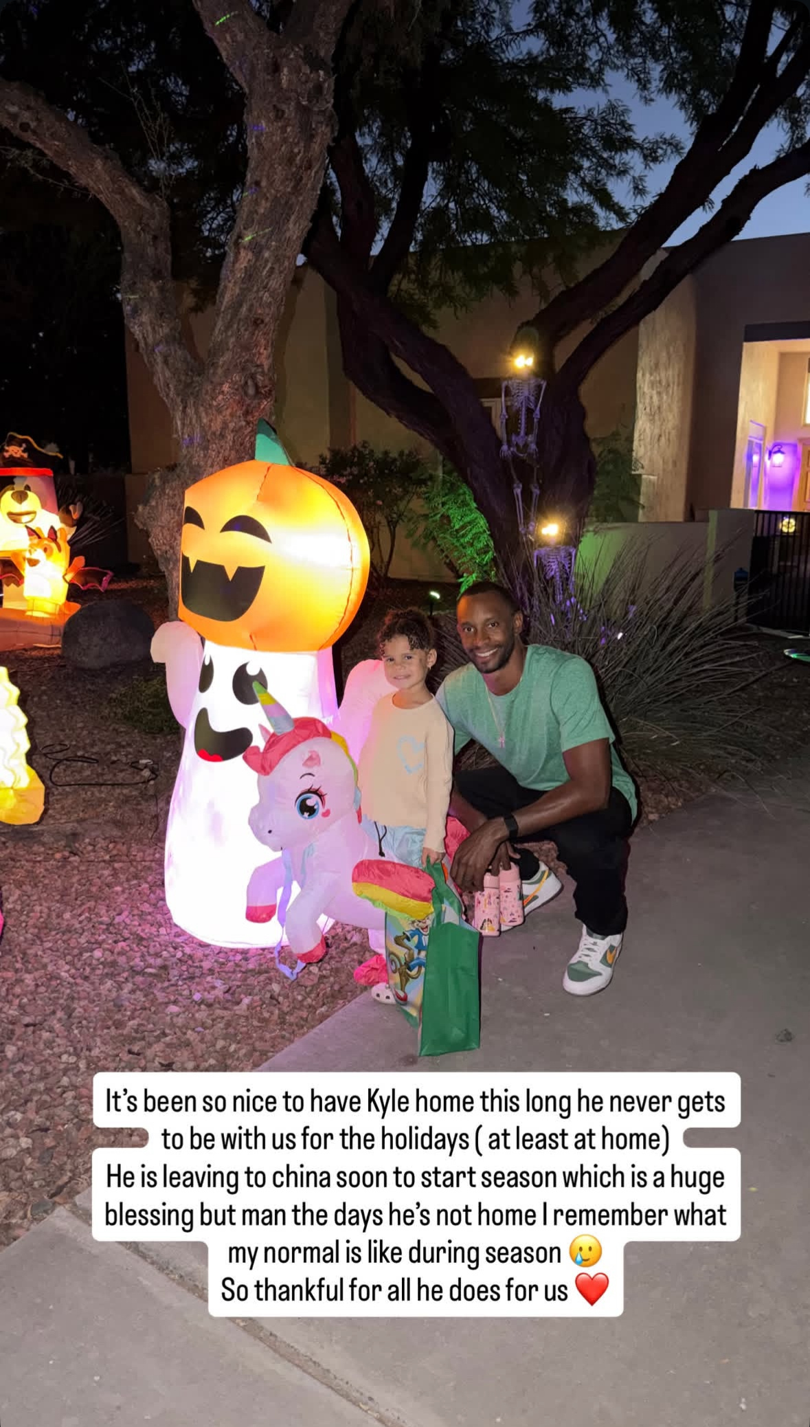 弗格妻子更新ins story 弗格陪孩子过万圣节写到：很高兴弗格能在家这么长时