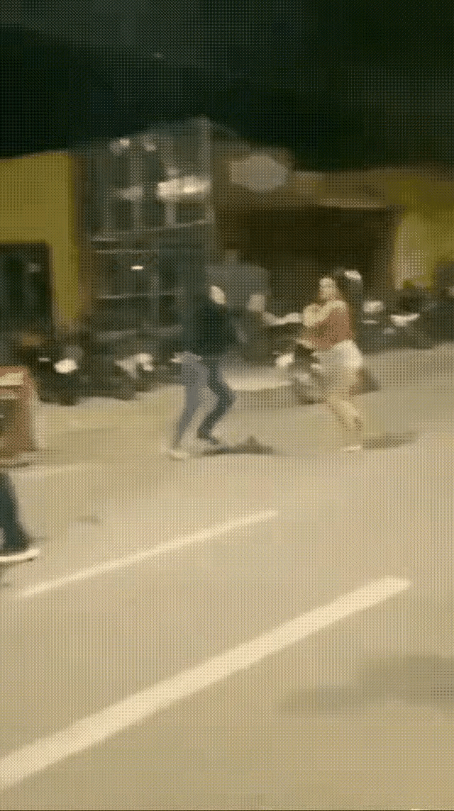 不知大家是否有所察觉？但凡在家中蛮横霸道、颐指气使的女人，在外头同样是凶神恶煞，