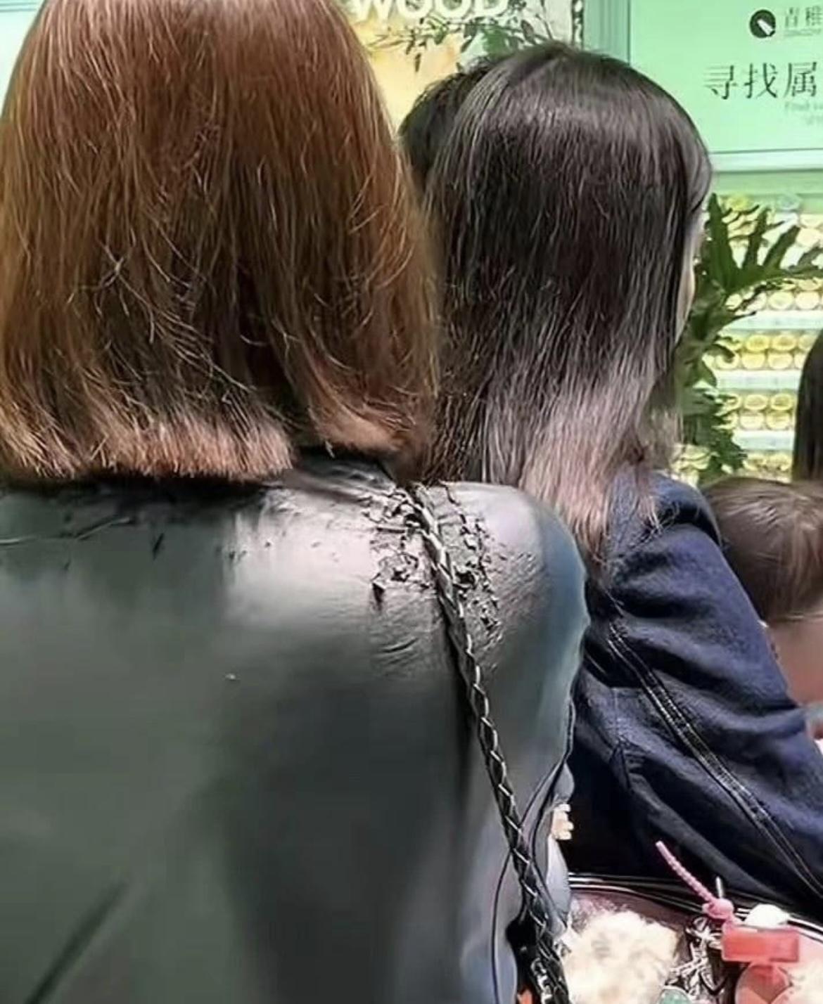 穿皮衣千万不要背链条包啊[捂脸][捂脸]不然就像这样子[泪奔]