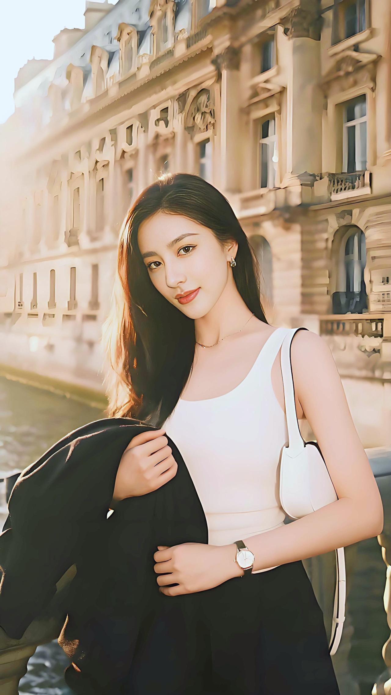 塞纳河畔的晨光，刚好落在肩头