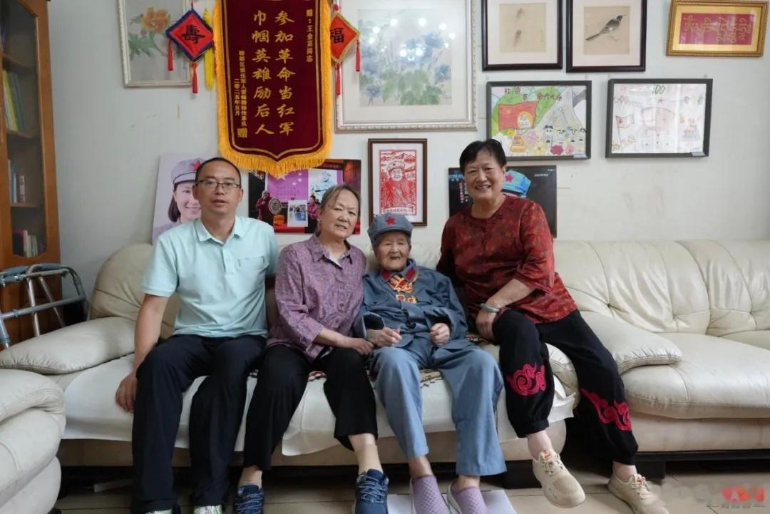 据红星新闻报道，2026年7月22日凌晨0时30分，全国最后一位长征女红军王全英