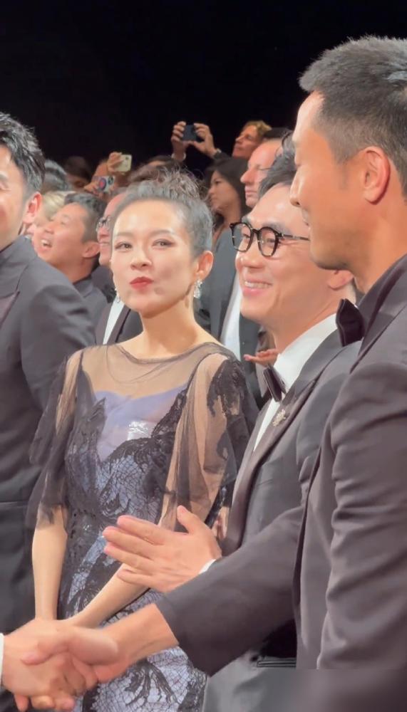 网民嘲讽章子怡在戛纳红毯上扭腰飞吻用力过猛，转头她就捏着杀夫大女主剧本站上合影正