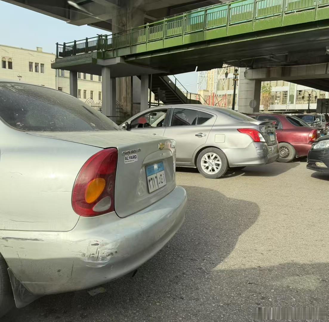 有朋友去了埃及开罗考察市场，反馈如下：埃及的驾驶风格很纯粹，就是努力往前冲，尽量