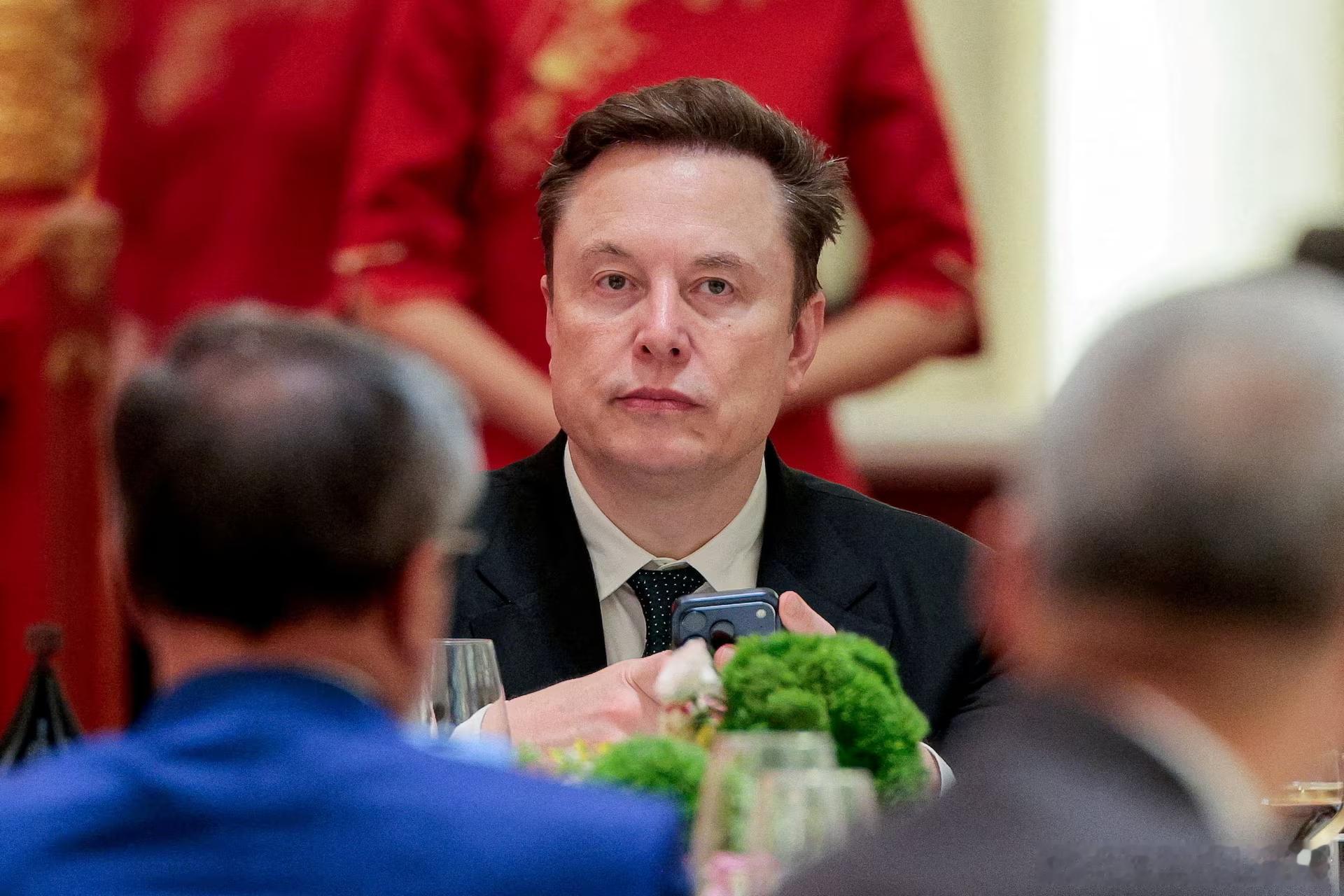 马斯克成为世界首位万亿富翁6月11日，SpaceX在首次公开募股中筹集750亿美